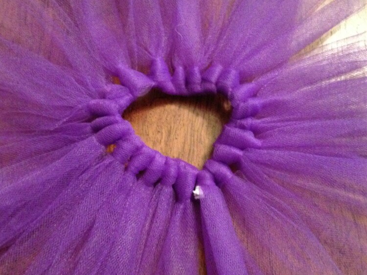 Cover the elastic knot with tulle