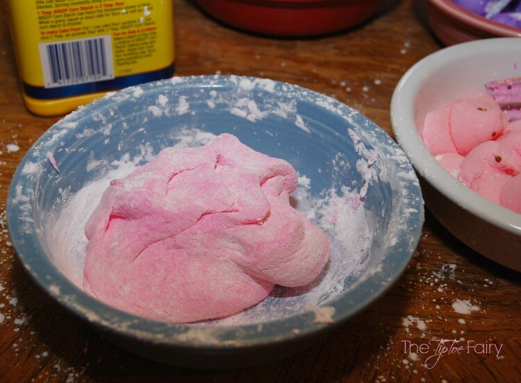 Marshmallow Peeps Play Dough - a fun #Easter #craft you can eat! #DIY