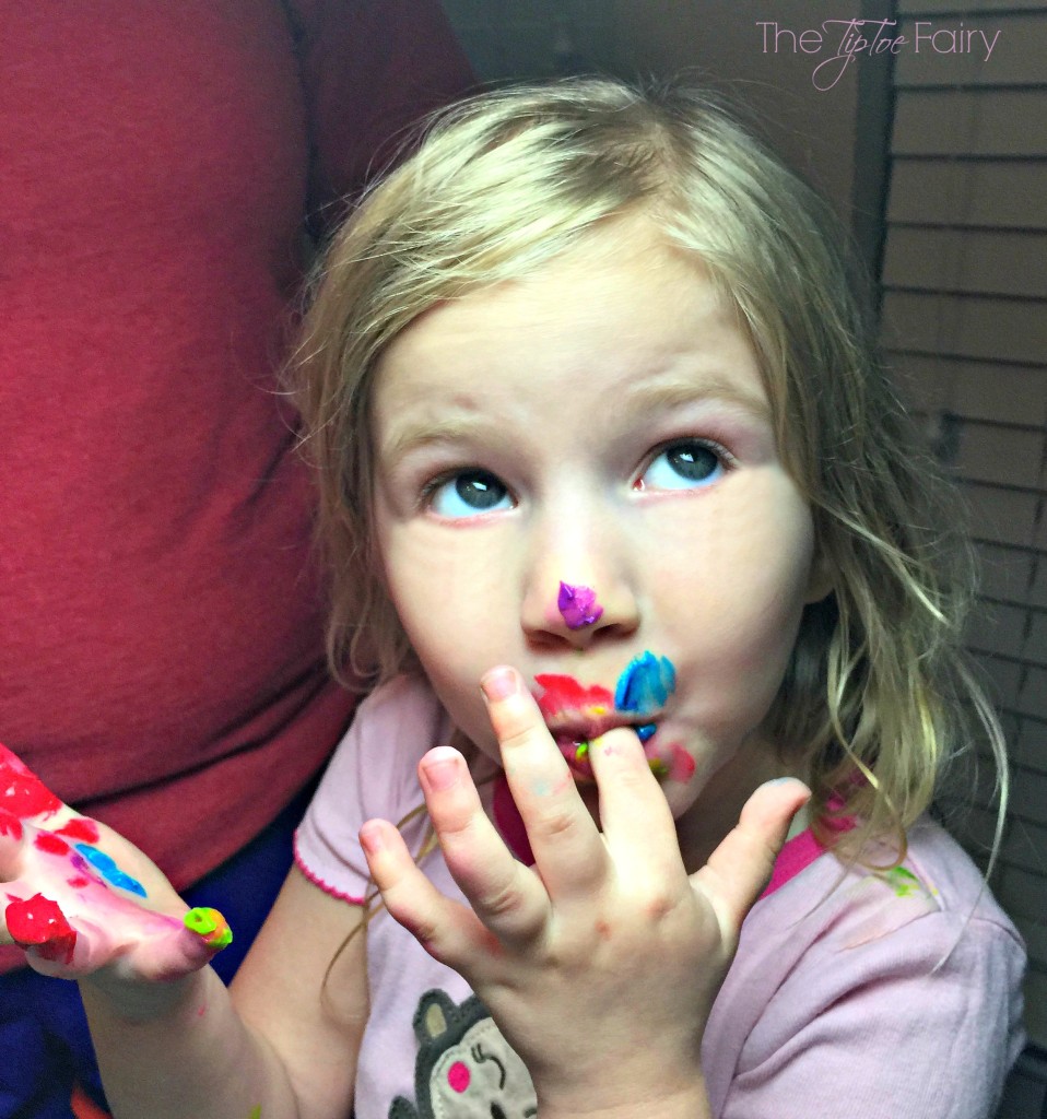 Easy & Edible Pudding Cup Finger Paints - made in seconds! The TipToe Fairy #ad #PurellWipes