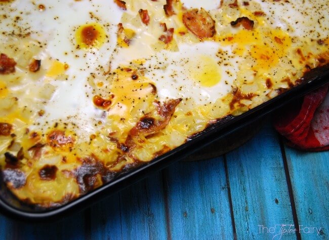 Breakfast Shepherd's Pie made with hash browns, bacon, VELVEETA® and eggs. Perfect for brunch or breakfast potluck. | The TipToe Fairy #ad