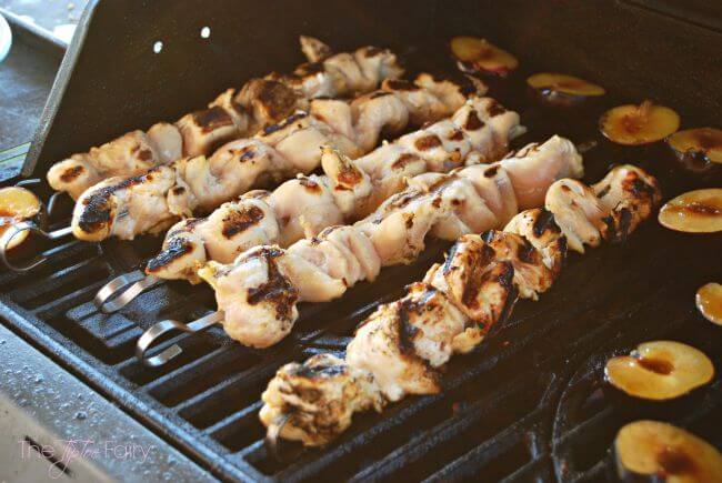 Honey Citrus Garlic Chicken Kabobs - easy dinner on the grill! #SwansonSummer #ad | The TipToe Fairy