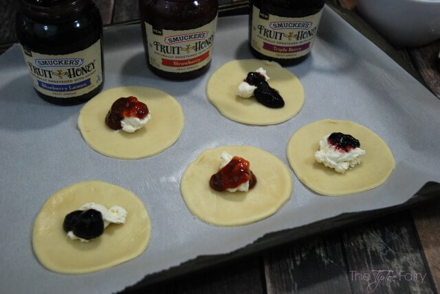 Fruit & Honey Cream Mini Pies - a quick and easy dessert or snack! #FruitAndHoney #ad | The TipToe Fairy