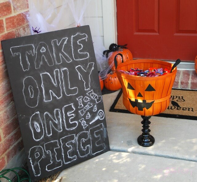 Make a Hanging Jack o'lantern - perfect for Halloween night! #TrickorSweet #ad | The TipToe Fairy