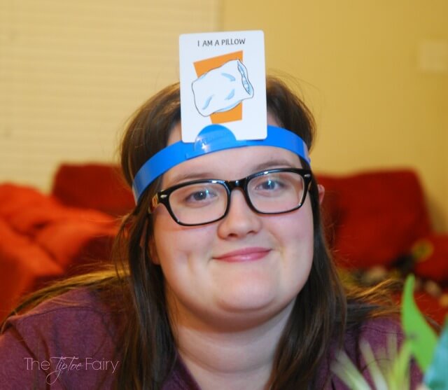 Have a family game night with #Hedbanz! #ad | The TipToe Fairy