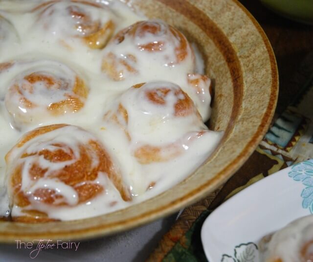 Learn the lazy way to make amazingly buttery and flaky cinnamon rolls with #Pillsbury Crescent Rounds! @Pillsbury AD | The TipToe Fairy