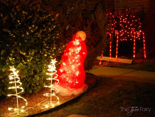 DIY Santa Hat Tomato Cage Christmas Decor - an easy yard art display! | The TipToe Fairy