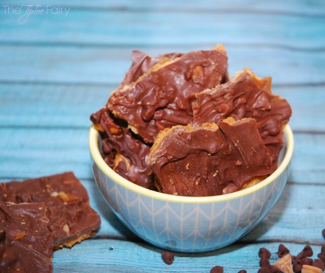 Easy Chocolate Peanut Butter Toffee Ritz Cracker Crack #yum #food #dessert #peanutbutterbash