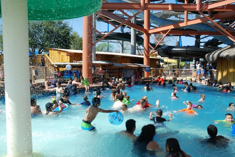 Have a family getaway at @Schlitterbahn Waterpark & Resort @ New Braunfels #Bahnlove #ad 