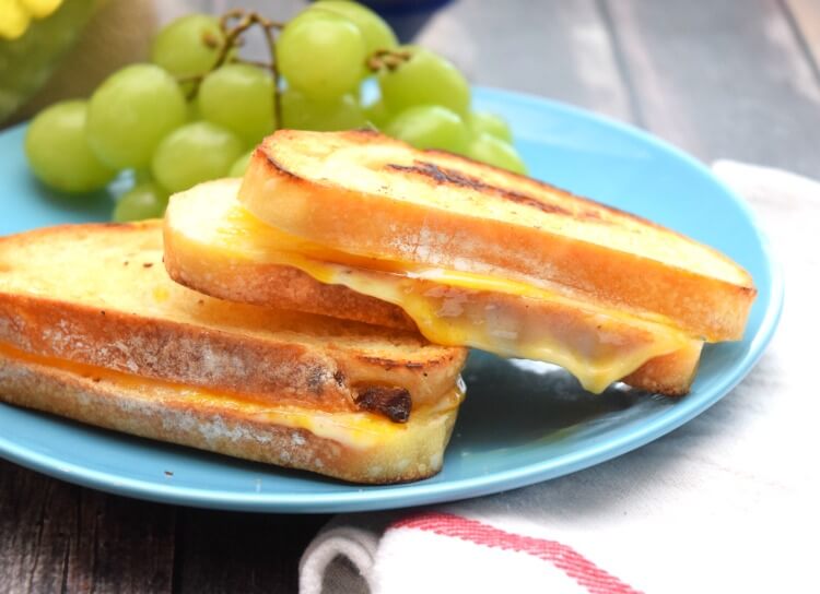 #MakeMoreofMealtime w/ Hellmann's for the perfect grilled cheese! #ad #food #yum