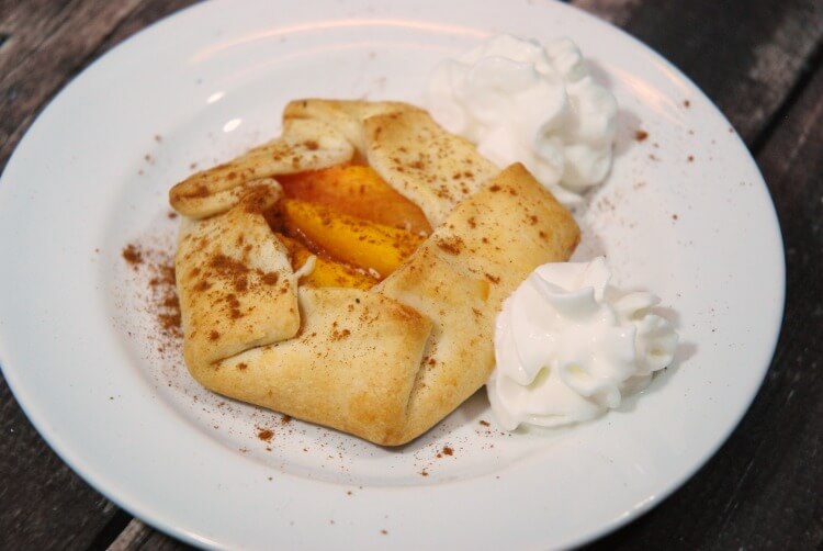Peaches & Cream Mini Rustic Tarts - an easy #dessert your family will love! #food #yum