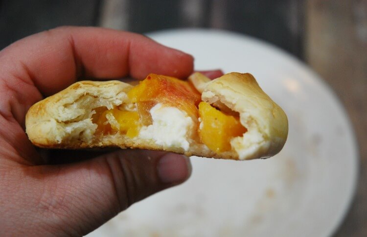 Peaches & Cream Mini Rustic Tarts - an easy #dessert your family will love! #food #yum