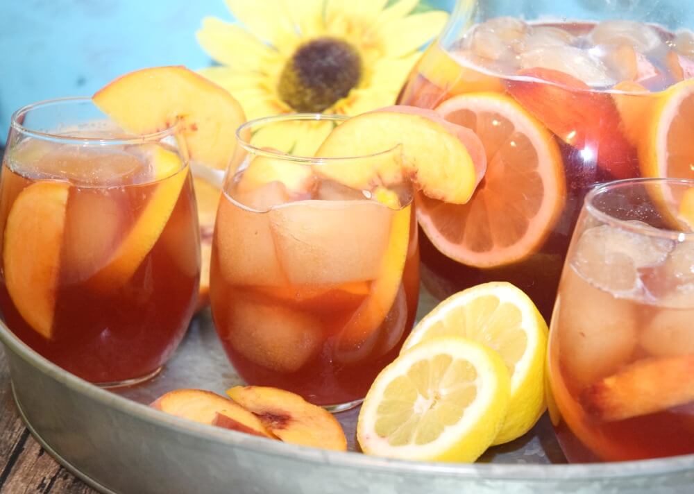Change up your iced tea w/refreshing Peach Lemonade Iced Tea! #ad #TeaProudly #drink #food