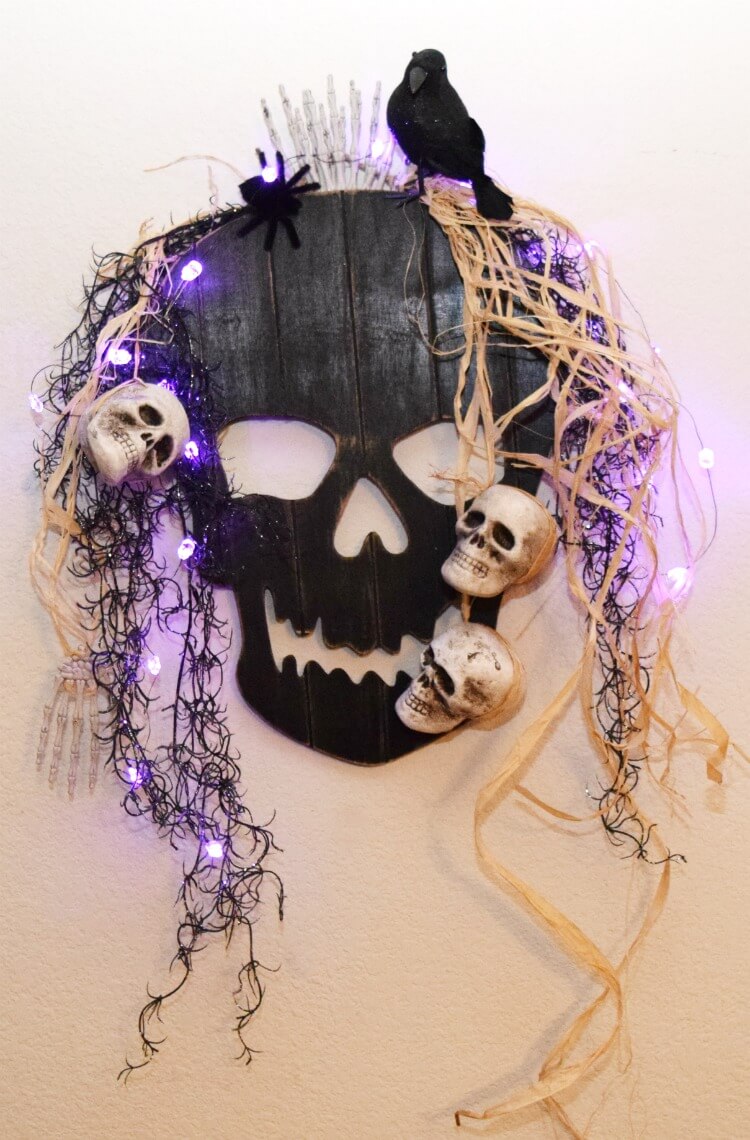Make a #DIY Voodoo Skeleton Queen for your front door this #halloween! #craft