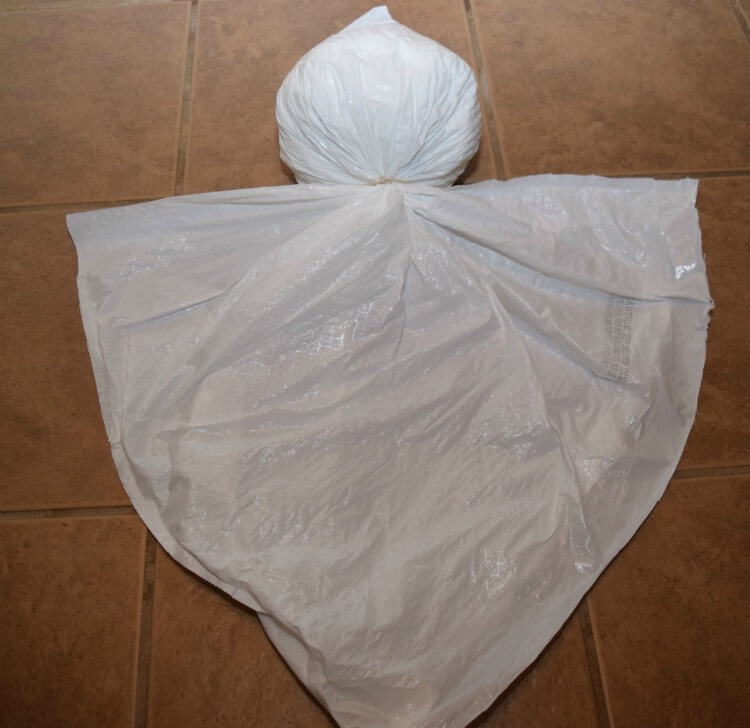#DIY easy Trash Bag Ghosts for #Halloween! $1 off #HeftyHelper https://ooh.li/cb10253 #AD #HeftyHeftyHefty