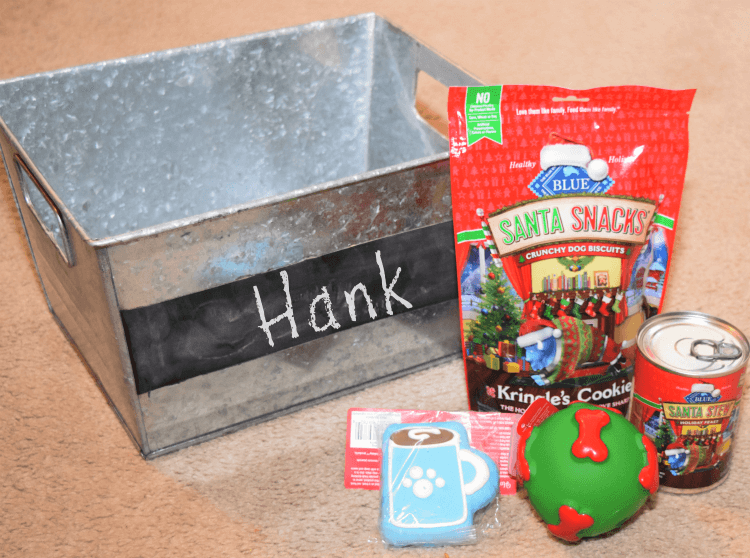 Make a #DIY Pet Toy Box for their @bluebuffalo holiday treats! #BestofBLUE #ad #craft