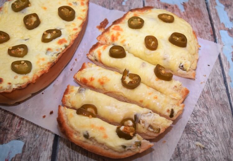 Your guests will devour this easy Jalapeno Popper Bread perfect for the Big Game! #VivaLaMorena #ad 