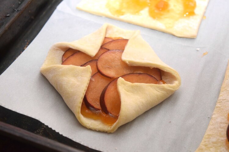 You'll just love how Easy these Plum Pasties are for #dessert! #food #yum