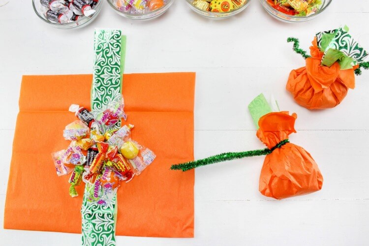 Make some Last Minute Pumpkin Goodie Bags - perfect for the #Halloween class party! 