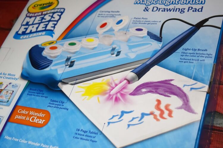 Crayola has a new #ColorWonder product! It's the Magic Light Brush