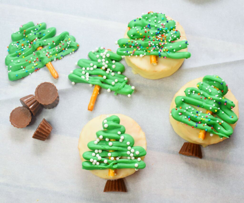 Make Snow Globe Christmas Treats for Kids for the class holiday party!