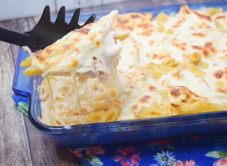 Do you love a good cheesy Italian pasta bake? This Cheesy Chicken Alfredo Bake is one of my kids' absolute favorites when I make it for dinner. Plus, it's so quick to put together. 