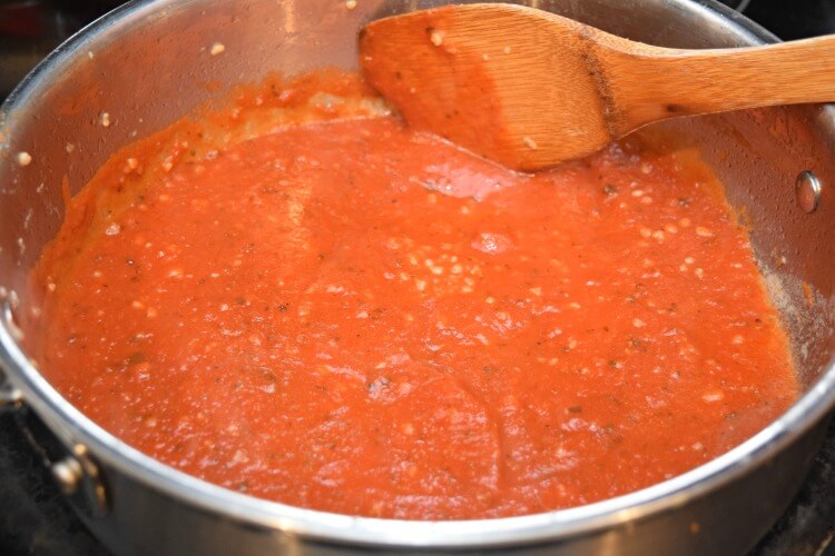 Spaghetti sauce with added minced garlic.